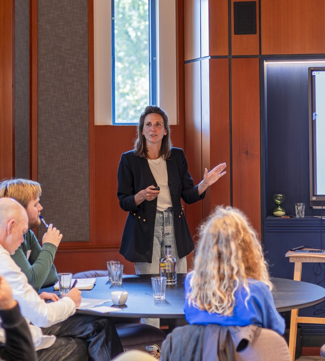 Marieke Kamphuis begeleidt een sessie met een groep deelnemers